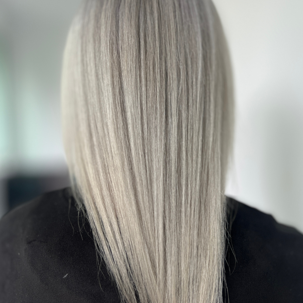 blond silver, blond gris tendance cheveux automne et hiver 2023