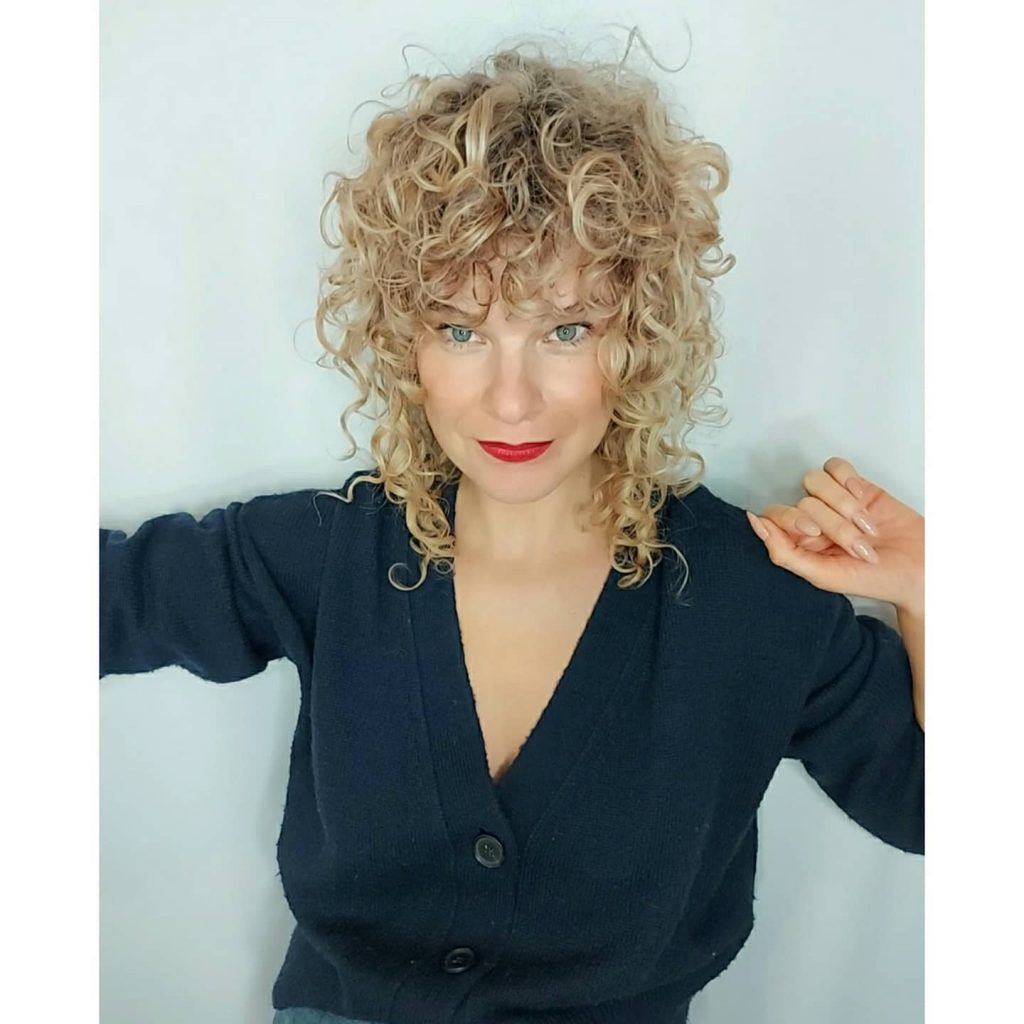 blonde cheveux frisés