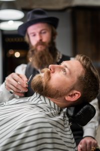 entretenir sa barbe avec Homme barbier